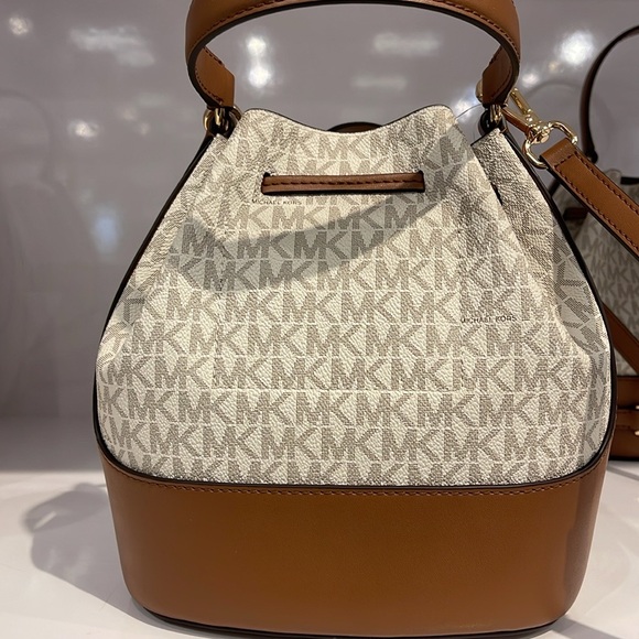 Michael Kors Reed Medium Belted Bucket Messenger Crossbody Handbag Vanilla MK - Picture 8 of 16